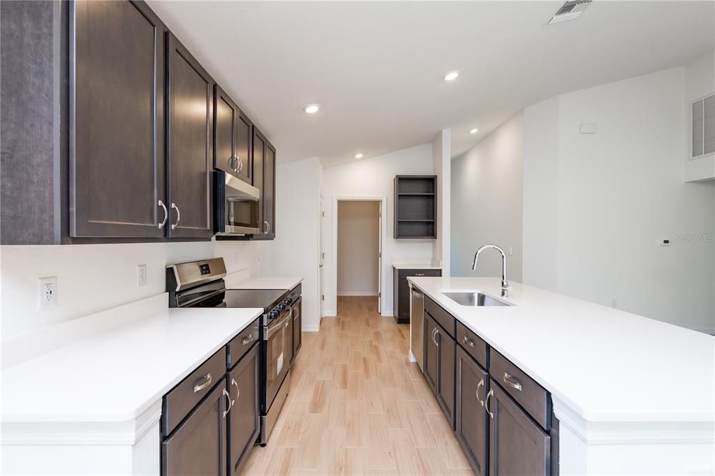 待售: $297,900 (4 贝兹, 2 浴室, 1946 平方英尺)