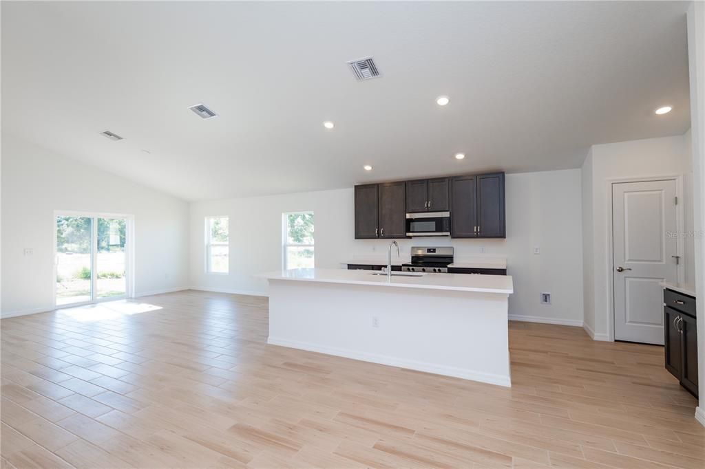 待售: $297,900 (4 贝兹, 2 浴室, 1946 平方英尺)