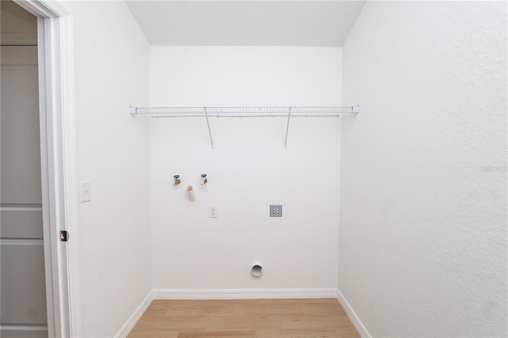 待售: $297,900 (4 贝兹, 2 浴室, 1946 平方英尺)