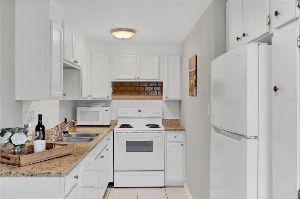 待售: $340,000 (2 贝兹, 0 浴室, 1031 平方英尺)