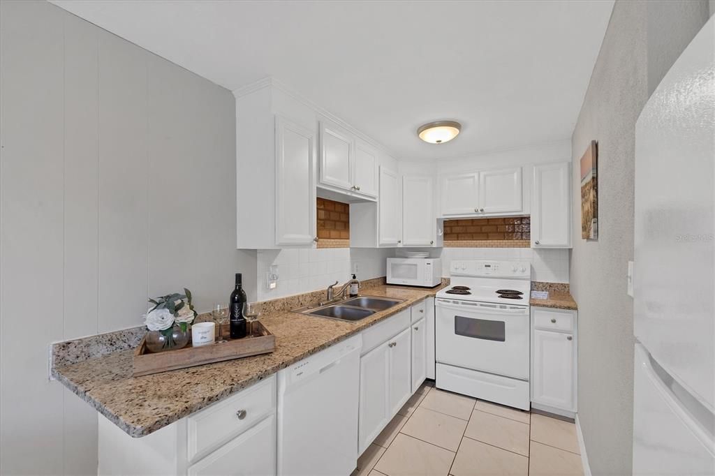 待售: $340,000 (2 贝兹, 0 浴室, 1031 平方英尺)