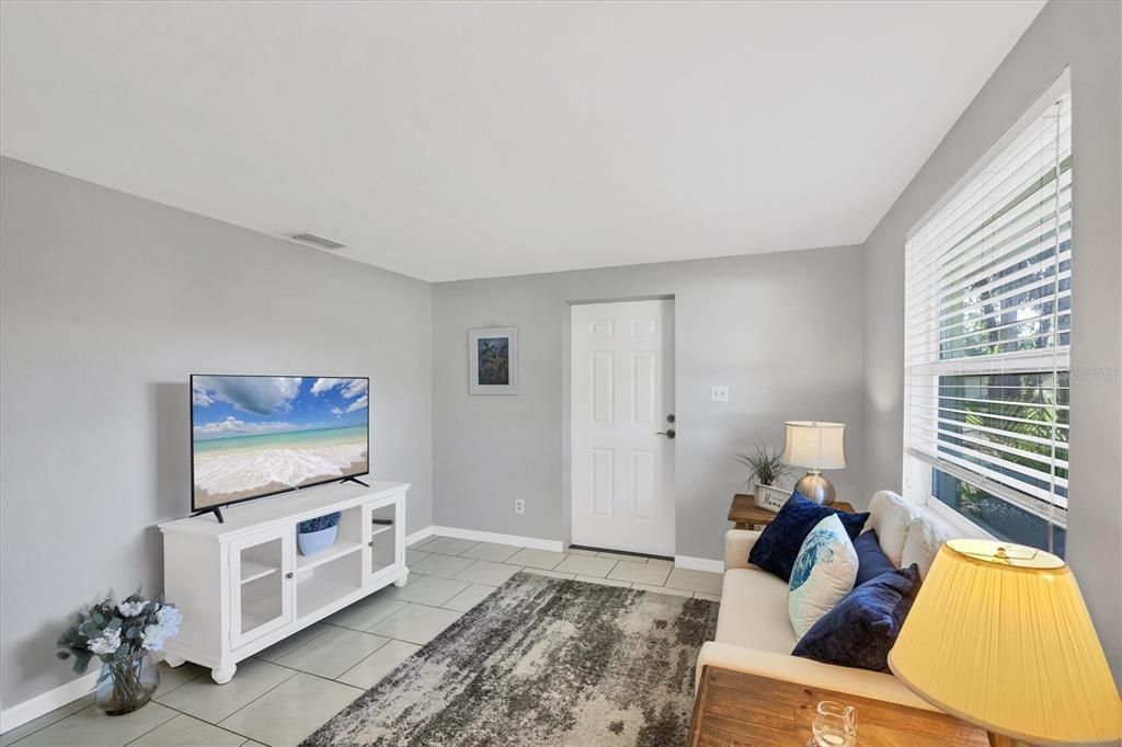 待售: $340,000 (2 贝兹, 0 浴室, 1031 平方英尺)