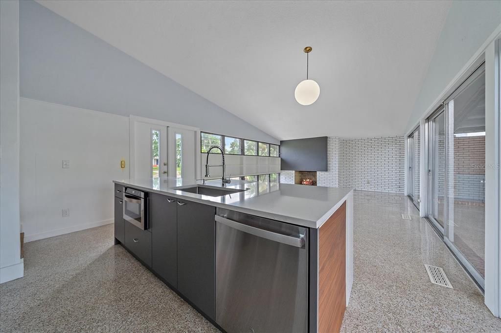 合同活跃: $825,000 (3 贝兹, 2 浴室, 1869 平方英尺)