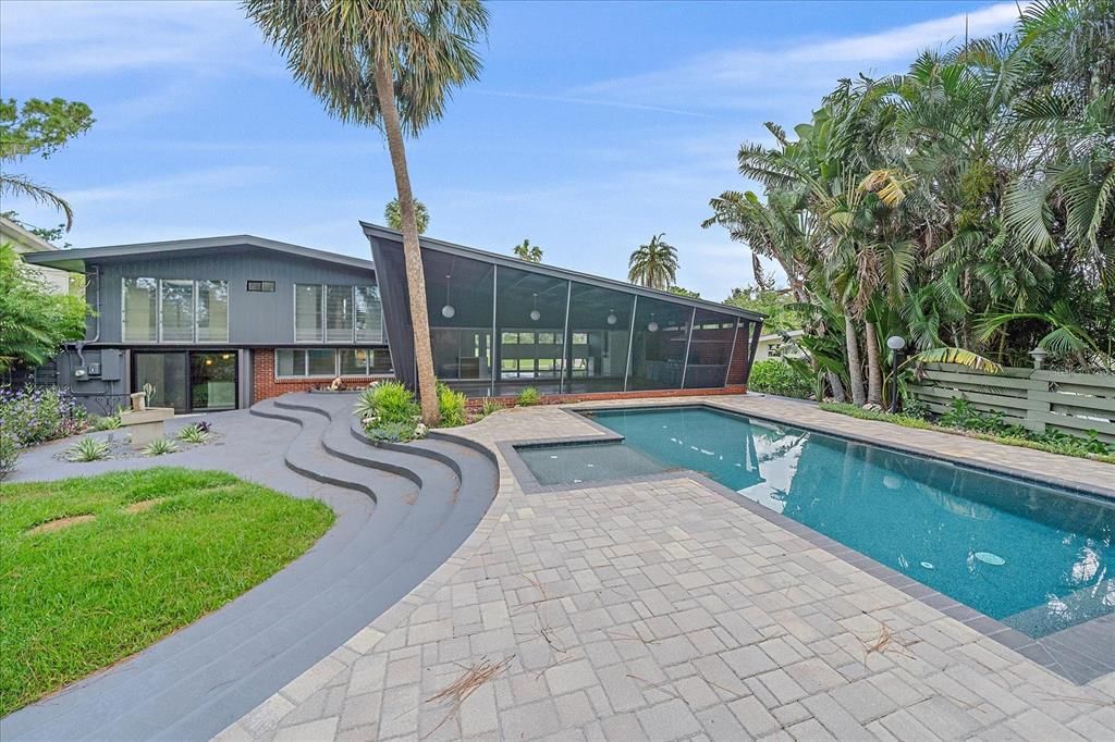 合同活跃: $825,000 (3 贝兹, 2 浴室, 1869 平方英尺)