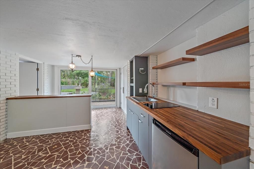 合同活跃: $825,000 (3 贝兹, 2 浴室, 1869 平方英尺)