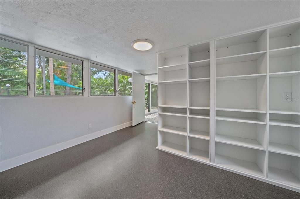 合同活跃: $825,000 (3 贝兹, 2 浴室, 1869 平方英尺)