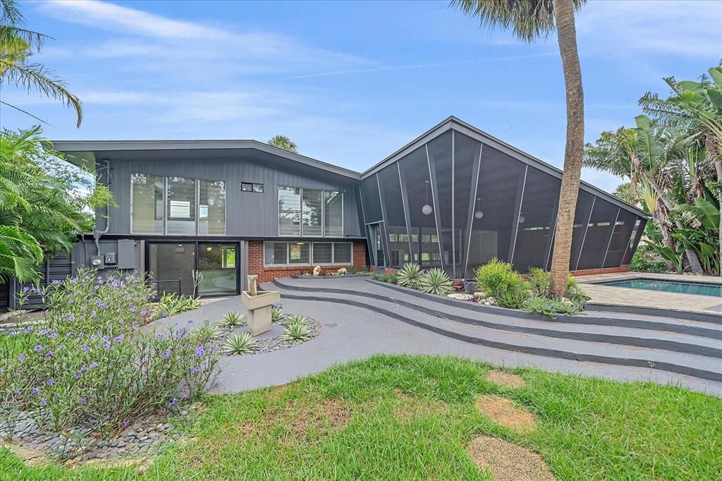 合同活跃: $825,000 (3 贝兹, 2 浴室, 1869 平方英尺)