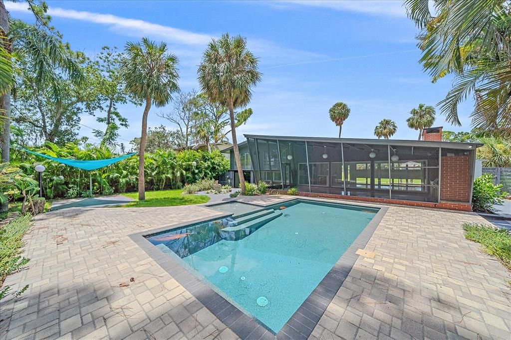 合同活跃: $825,000 (3 贝兹, 2 浴室, 1869 平方英尺)