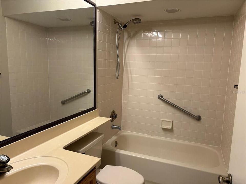 合同活跃: $2,250 (2 贝兹, 2 浴室, 1450 平方英尺)