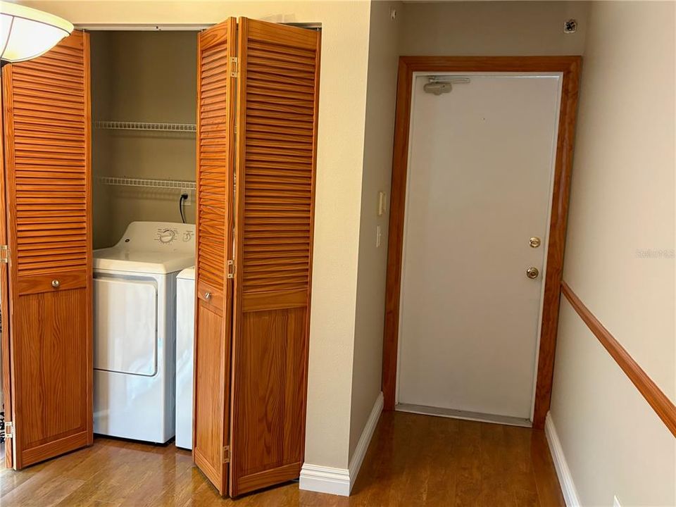 合同活跃: $2,250 (2 贝兹, 2 浴室, 1450 平方英尺)