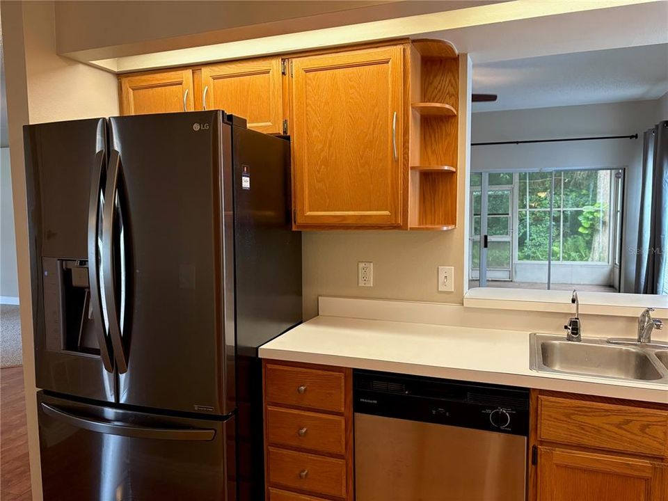 合同活跃: $2,250 (2 贝兹, 2 浴室, 1450 平方英尺)