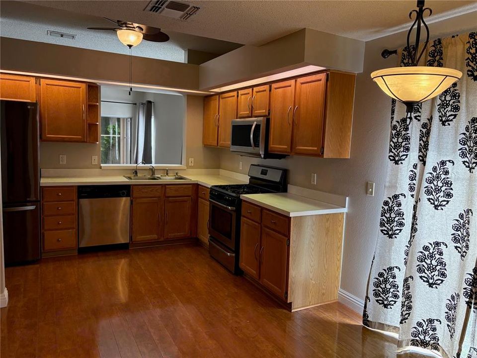 合同活跃: $2,250 (2 贝兹, 2 浴室, 1450 平方英尺)