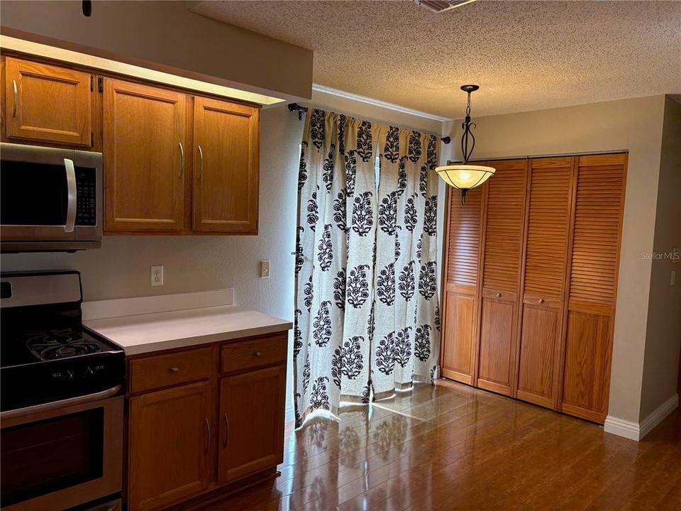 合同活跃: $2,250 (2 贝兹, 2 浴室, 1450 平方英尺)