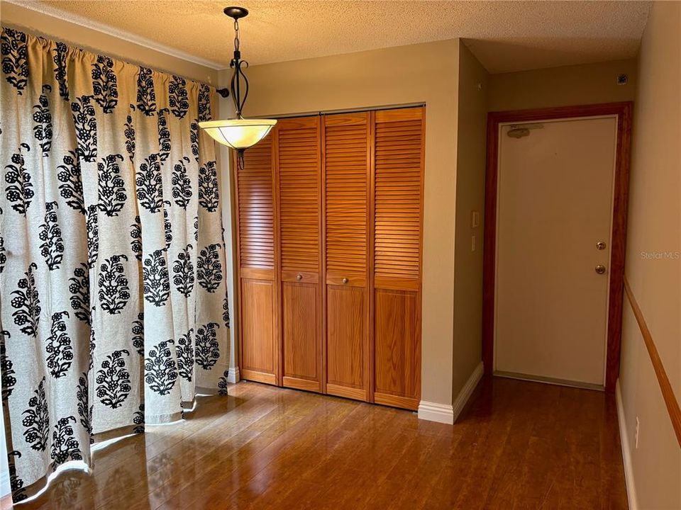 合同活跃: $2,250 (2 贝兹, 2 浴室, 1450 平方英尺)