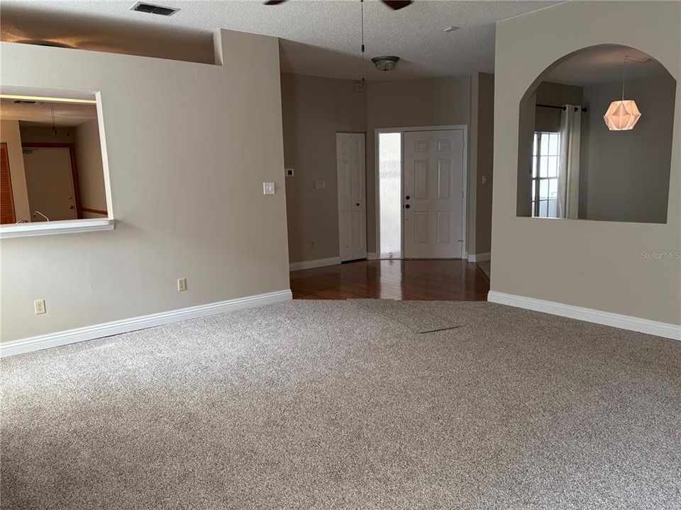 合同活跃: $2,250 (2 贝兹, 2 浴室, 1450 平方英尺)