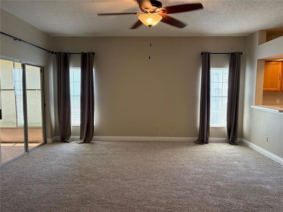 合同活跃: $2,250 (2 贝兹, 2 浴室, 1450 平方英尺)