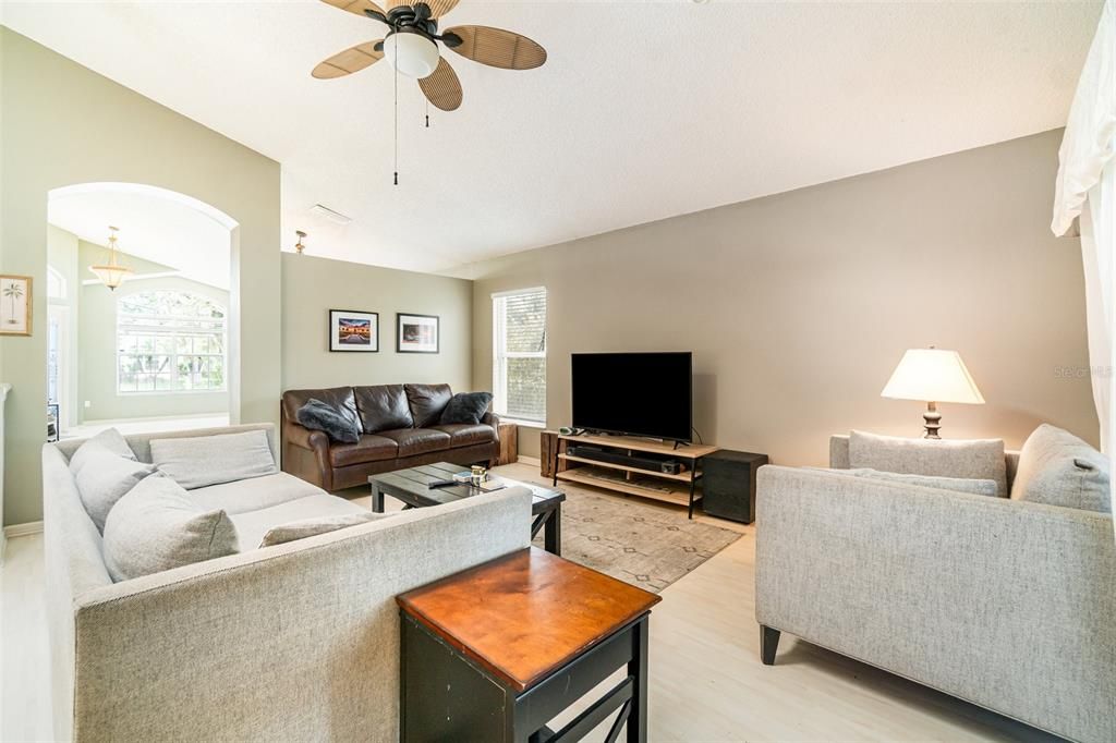 合同活跃: $419,900 (3 贝兹, 2 浴室, 1659 平方英尺)