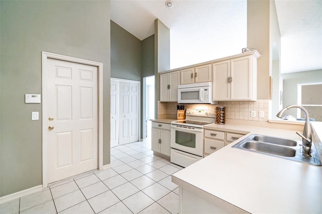 合同活跃: $419,900 (3 贝兹, 2 浴室, 1659 平方英尺)