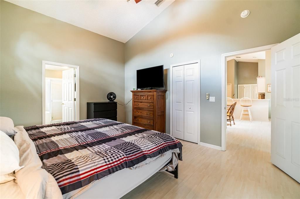 合同活跃: $419,900 (3 贝兹, 2 浴室, 1659 平方英尺)