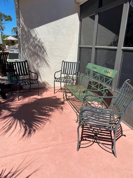 合同活跃: $130,000 (2 贝兹, 2 浴室, 933 平方英尺)