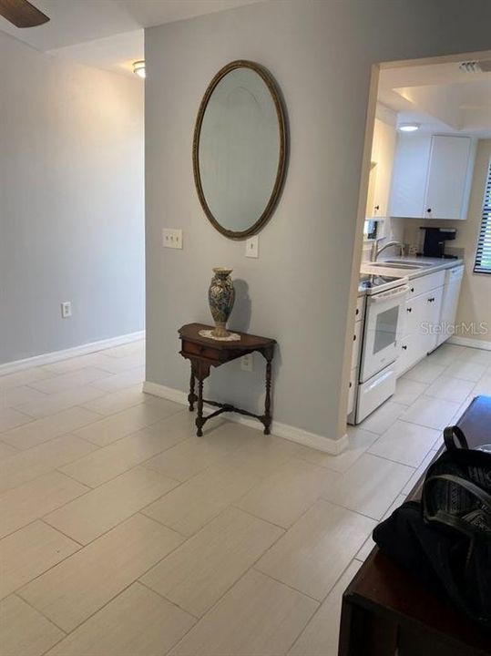 合同活跃: $130,000 (2 贝兹, 2 浴室, 933 平方英尺)