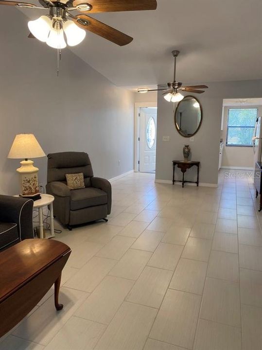 合同活跃: $130,000 (2 贝兹, 2 浴室, 933 平方英尺)