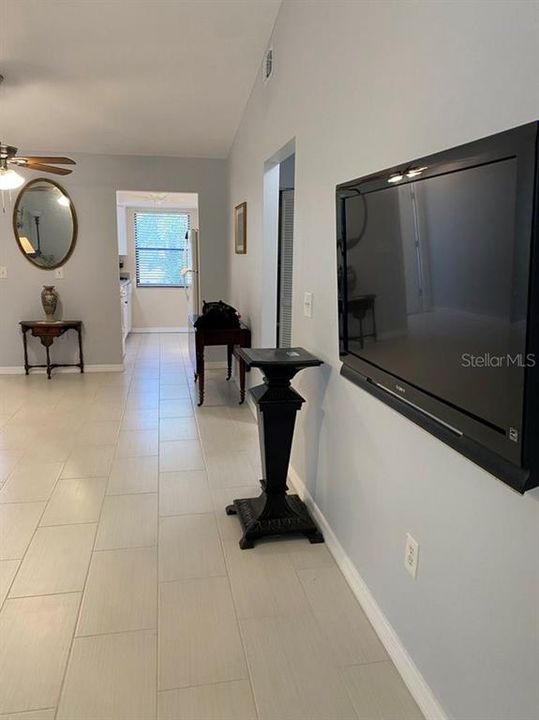 合同活跃: $130,000 (2 贝兹, 2 浴室, 933 平方英尺)