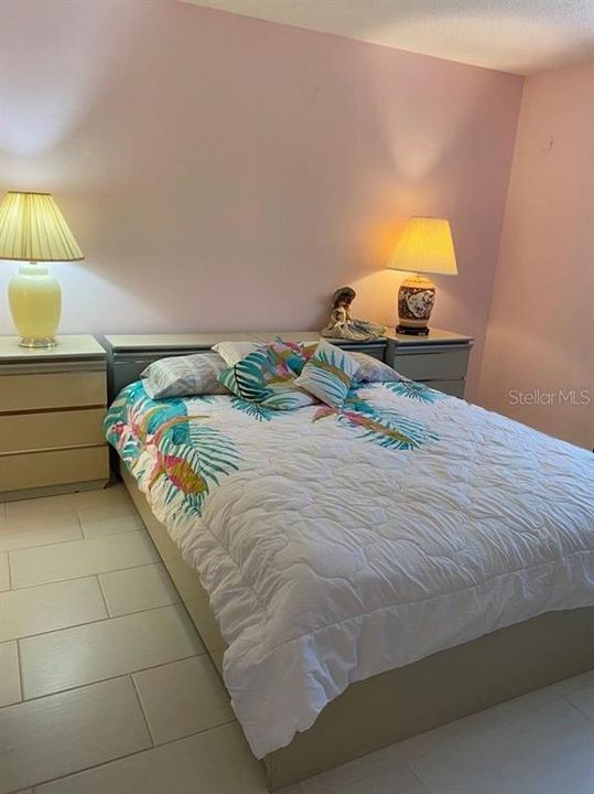 合同活跃: $130,000 (2 贝兹, 2 浴室, 933 平方英尺)