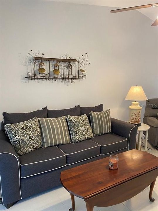 合同活跃: $130,000 (2 贝兹, 2 浴室, 933 平方英尺)