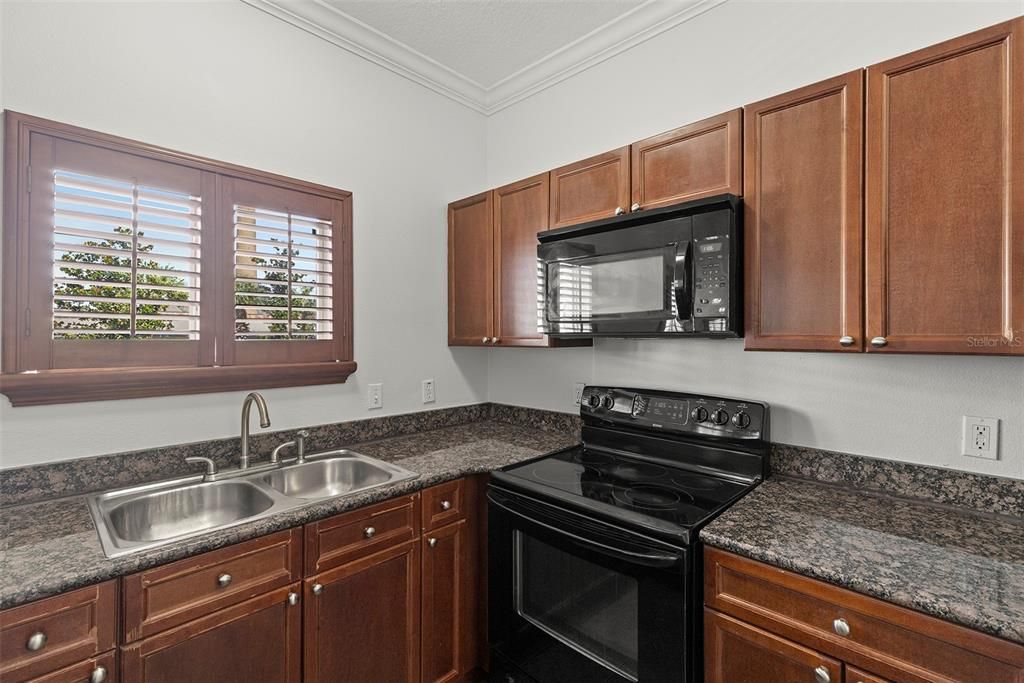 Active With Contract: $3,700 (3 beds, 2 baths, 1528 Square Feet)