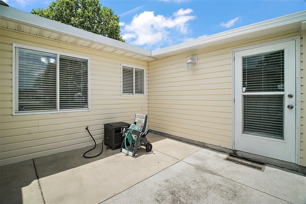 合同活跃: $234,900 (2 贝兹, 2 浴室, 1548 平方英尺)