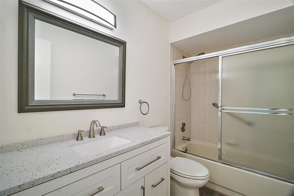 合同活跃: $234,900 (2 贝兹, 2 浴室, 1548 平方英尺)