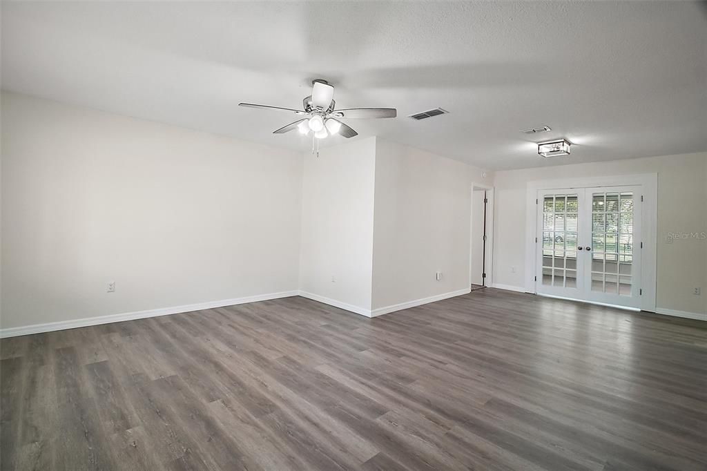 合同活跃: $234,900 (2 贝兹, 2 浴室, 1548 平方英尺)