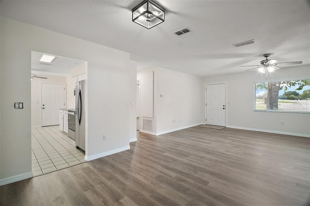 合同活跃: $234,900 (2 贝兹, 2 浴室, 1548 平方英尺)