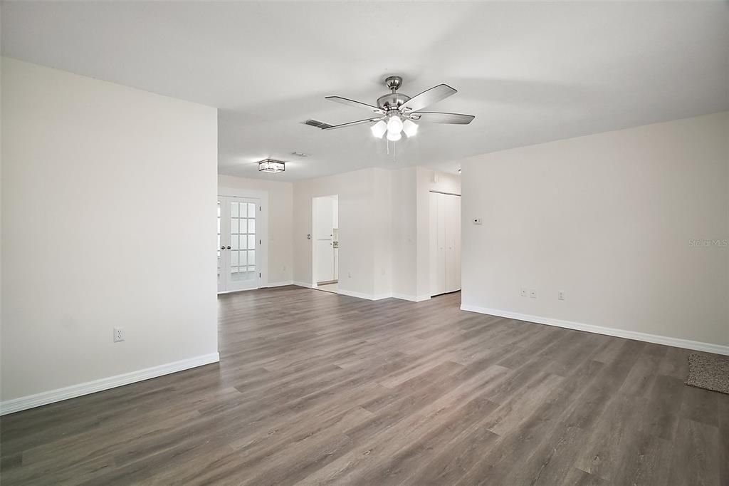 合同活跃: $234,900 (2 贝兹, 2 浴室, 1548 平方英尺)