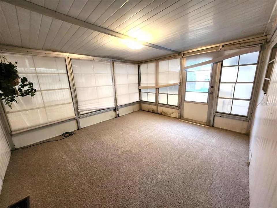 Active With Contract: $82,900 (2 beds, 1 baths, 1116 Square Feet)