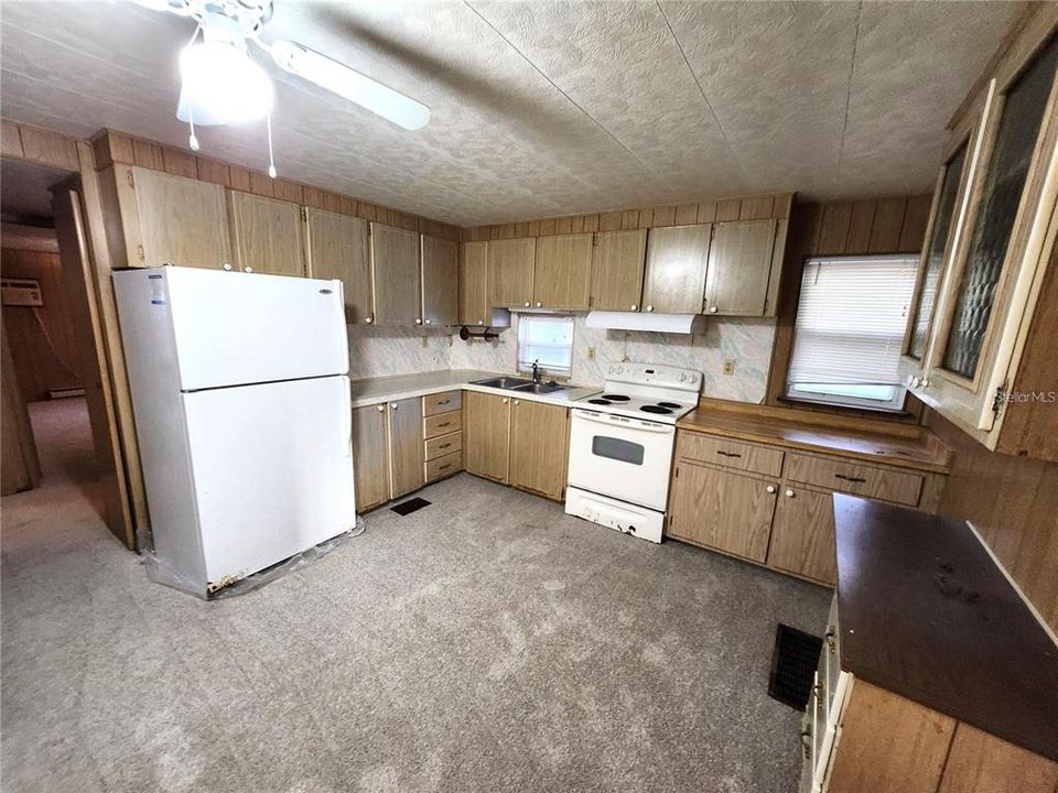 Active With Contract: $82,900 (2 beds, 1 baths, 1116 Square Feet)