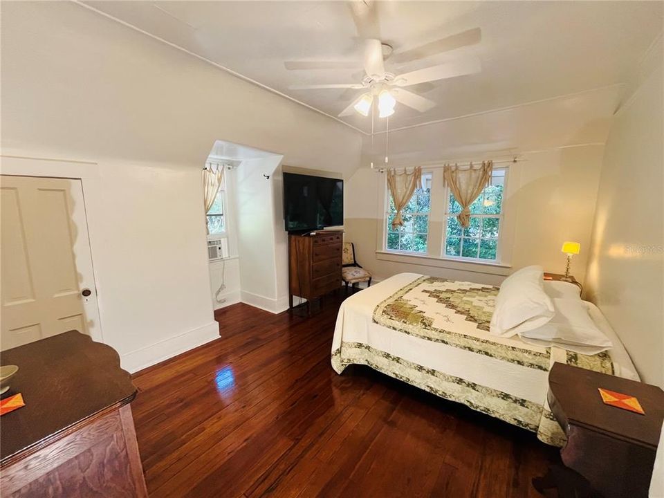 For Rent: $5,500 (5 beds, 4 baths, 3200 Square Feet)