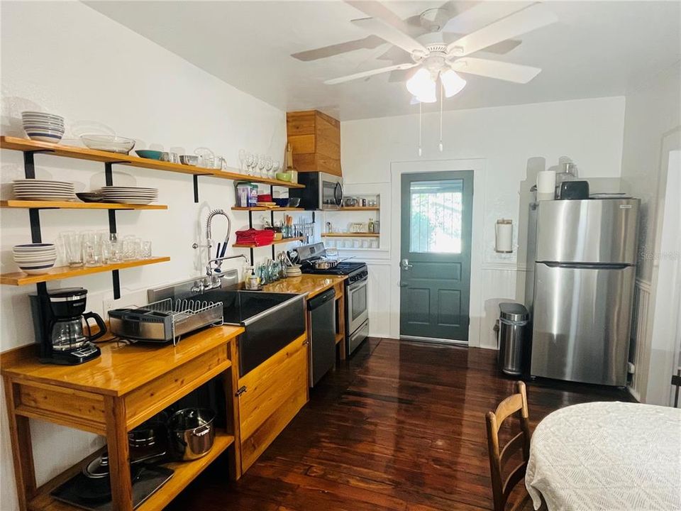 For Rent: $5,500 (5 beds, 4 baths, 3200 Square Feet)