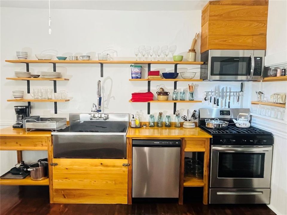 For Rent: $5,500 (5 beds, 4 baths, 3200 Square Feet)