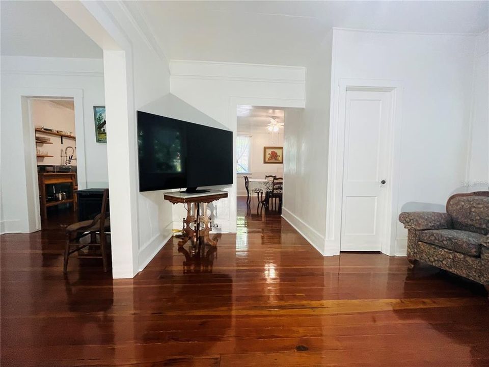 For Rent: $5,500 (5 beds, 4 baths, 3200 Square Feet)