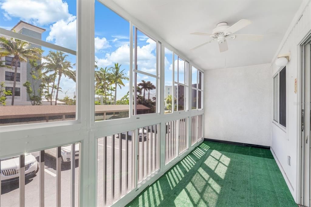 На продажу: $225,000 (2 спален, 2 ванн, 1077 Квадратных фут)