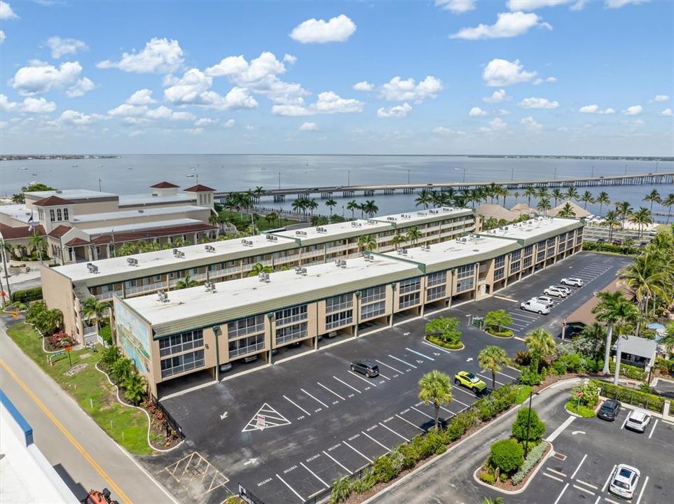 На продажу: $225,000 (2 спален, 2 ванн, 1077 Квадратных фут)