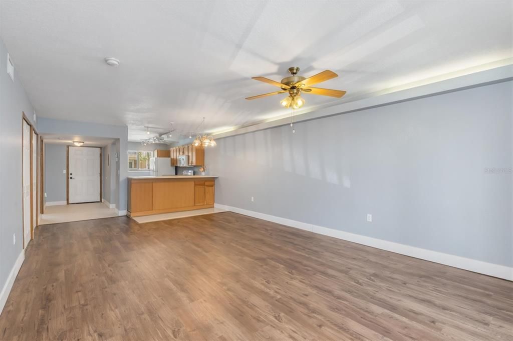 На продажу: $225,000 (2 спален, 2 ванн, 1077 Квадратных фут)