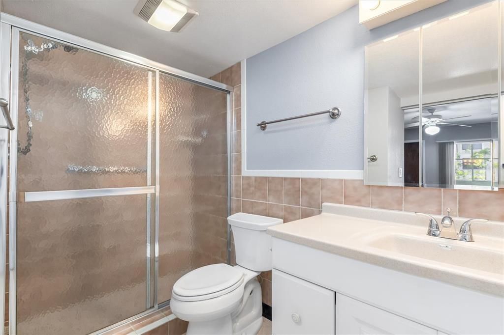 На продажу: $225,000 (2 спален, 2 ванн, 1077 Квадратных фут)