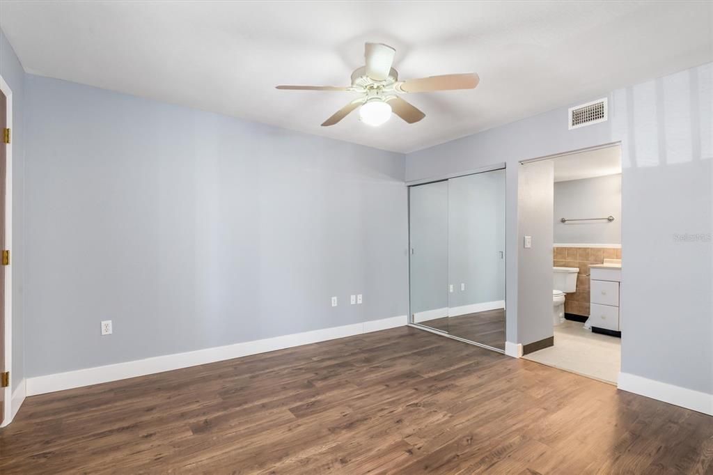 На продажу: $225,000 (2 спален, 2 ванн, 1077 Квадратных фут)