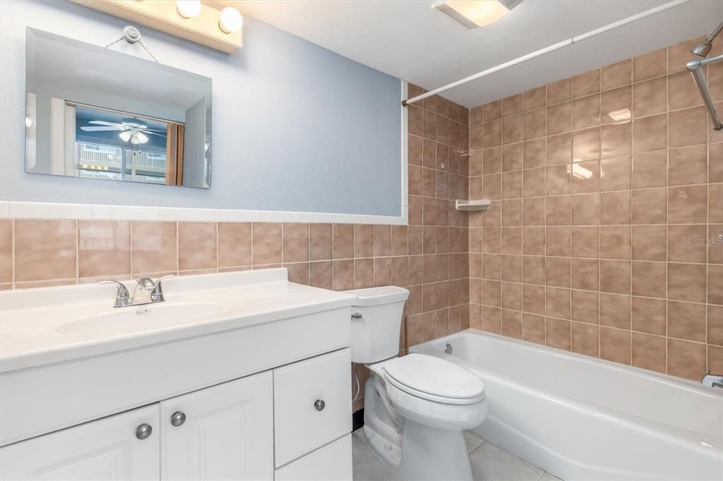 На продажу: $225,000 (2 спален, 2 ванн, 1077 Квадратных фут)