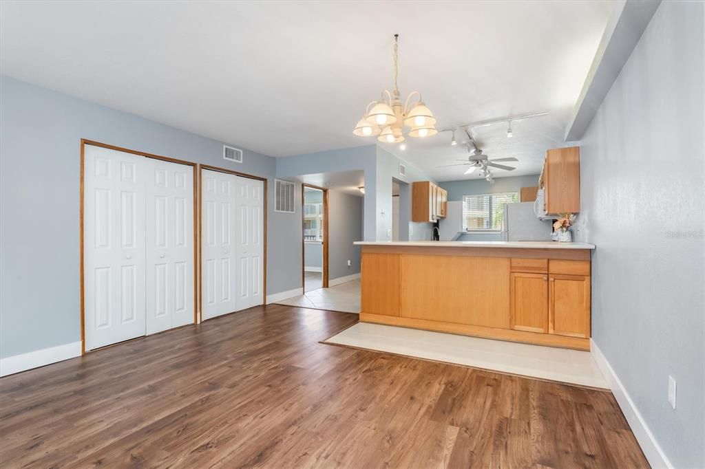 На продажу: $225,000 (2 спален, 2 ванн, 1077 Квадратных фут)