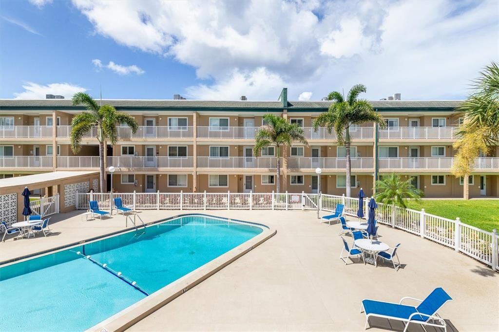 На продажу: $225,000 (2 спален, 2 ванн, 1077 Квадратных фут)