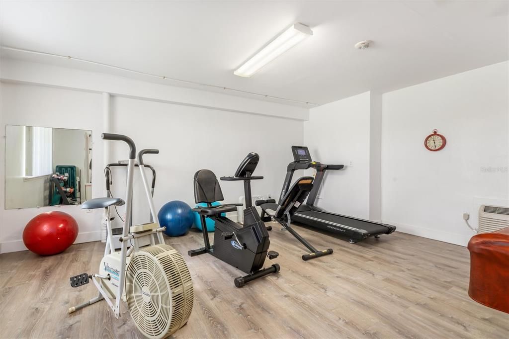 На продажу: $225,000 (2 спален, 2 ванн, 1077 Квадратных фут)